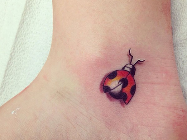 Tatouage de coccinelle à la cheville