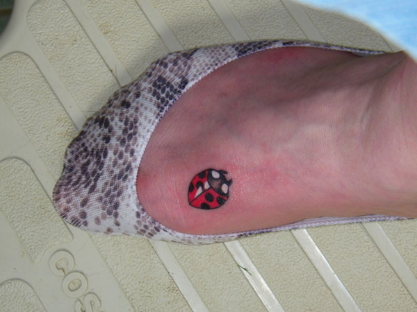 Beau tatouage de pied