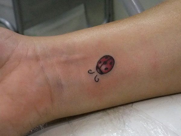 Tatouage Poignet Coccinelle