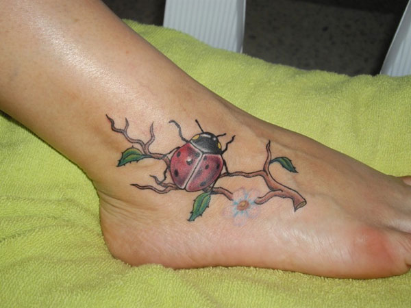 Tatouage accrocheur de coccinelle