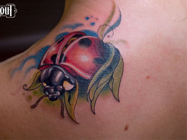 Tatouage de coccinelle à l'épaule