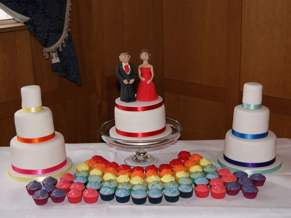 Γαμήλια τούρτα με θέμα το ουράνιο τόξο