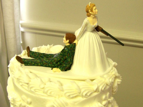 Γαμήλια τούρτα με κυνηγετικό όπλο