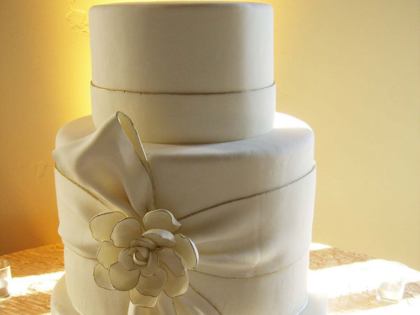 Χρυσή επιχρυσωμένη γαμήλια τούρτα