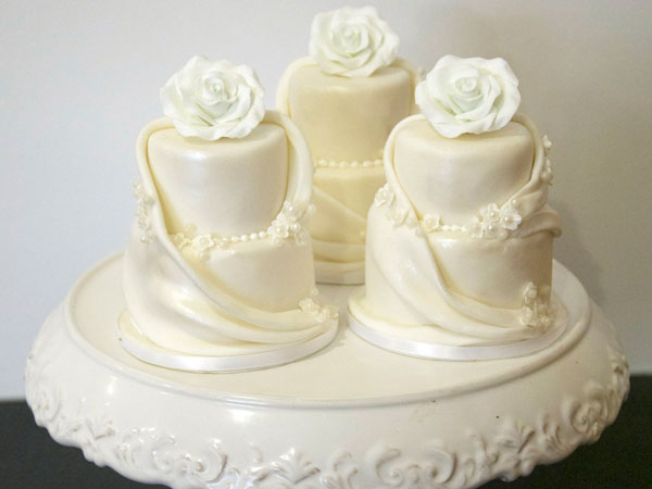 Λευκή γαμήλια τούρτα