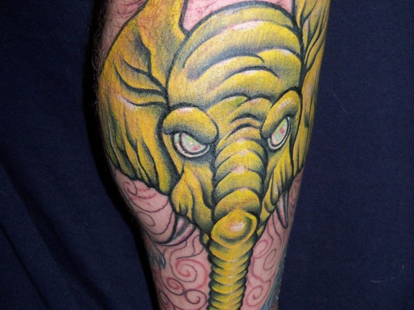 Tatouage d'éléphant puissant