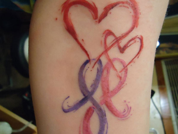 Αντισυμβατικό τατουάζ με κορδέλα με καρκίνο