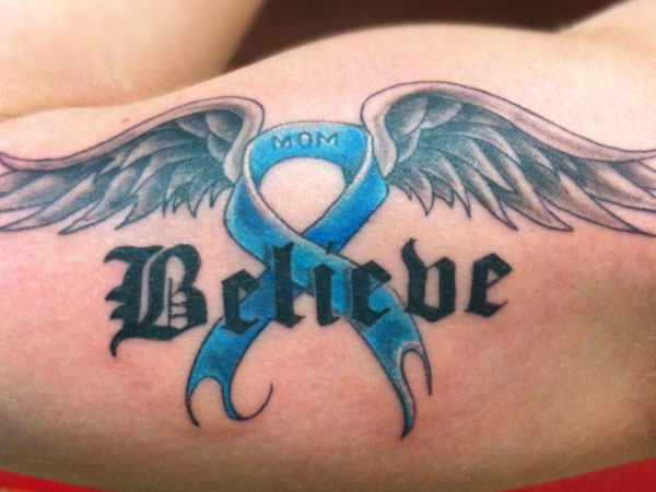 Tatouage de ruban de cancer du bras