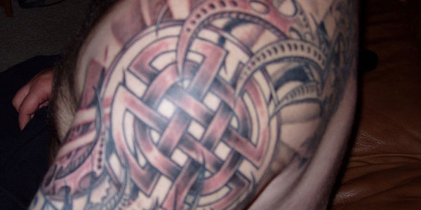 tatouage tribal épaule masculine