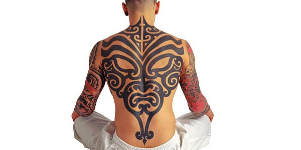 φυλετικό τατουάζ πλάτης