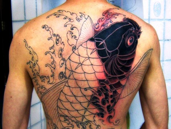 tatouage poisson sur le dos