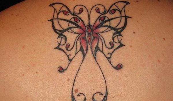 Όμορφο τατουάζ πεταλούδας