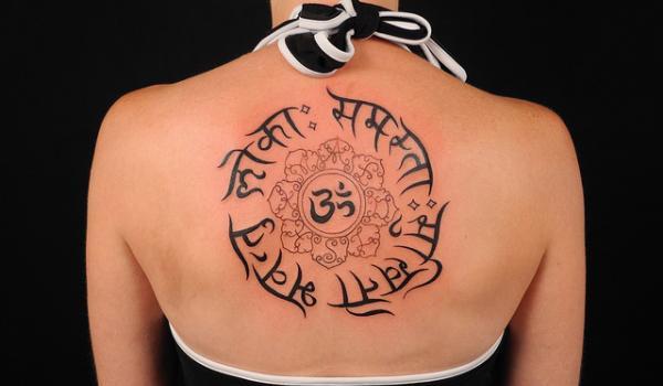 Tatouage sanscrit dans le dos