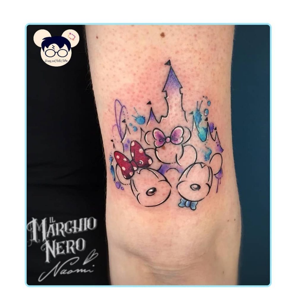 Adorable petit tatouage de Mickey et du château de Disney