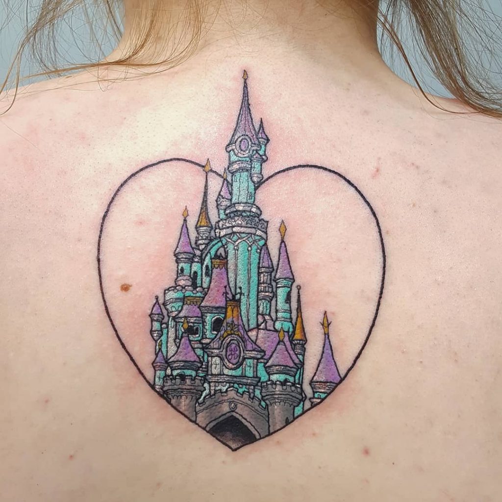 Tatouage au dos du château de Disney