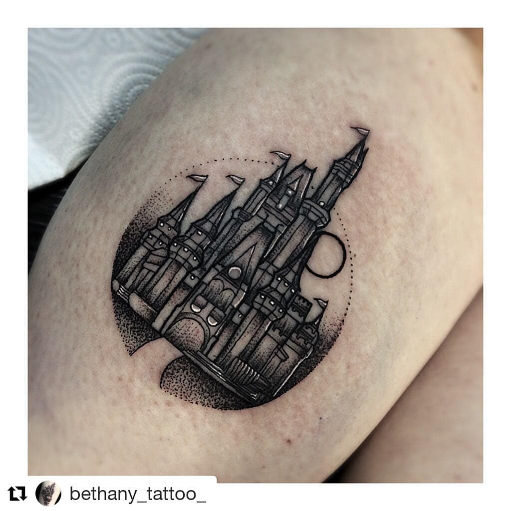 Tatouage Dotwork Château Disney