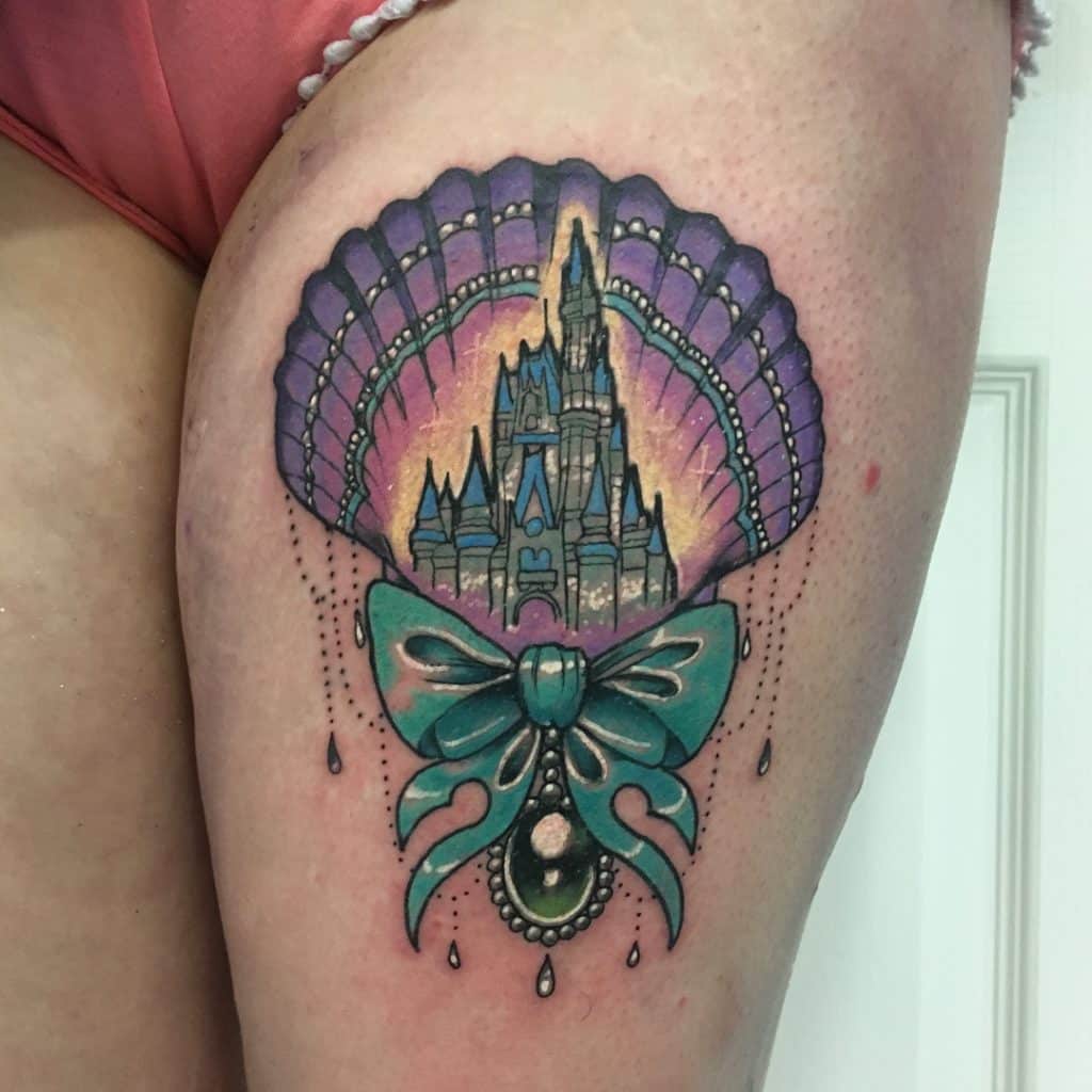 Château Disney à l'intérieur d'un coquillage Tatouages ​​​​du château Disney