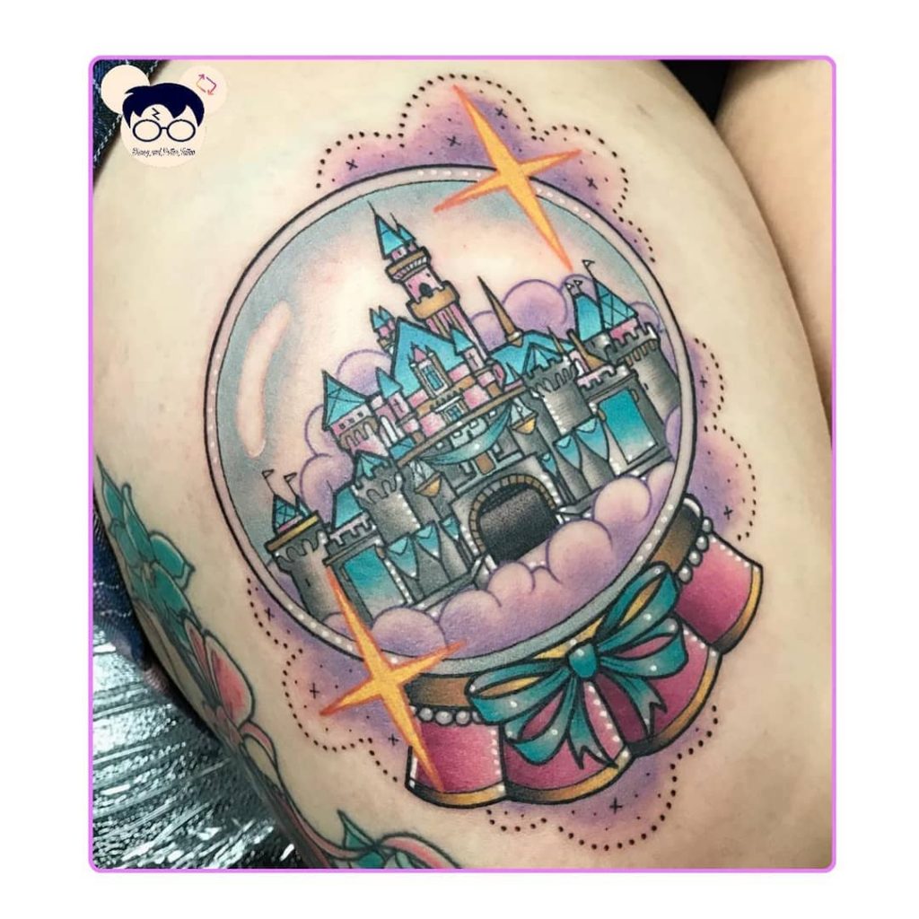 Beau tatouage de globe de neige de château de Disney