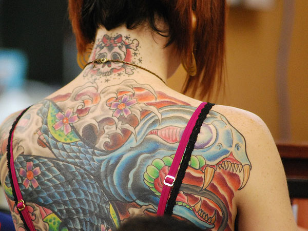 Κορίτσι τατουάζ πίσω