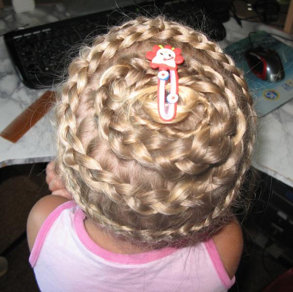 Cheveux longs tressés français disposés sur la tête