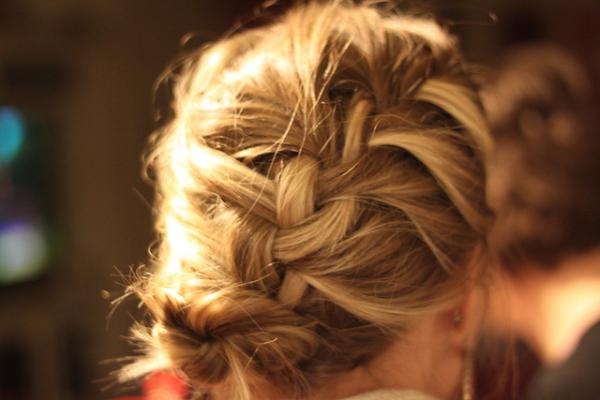 Chignon tressé sur le côté