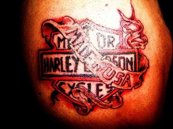 Tatouage Harley Davidson audacieux