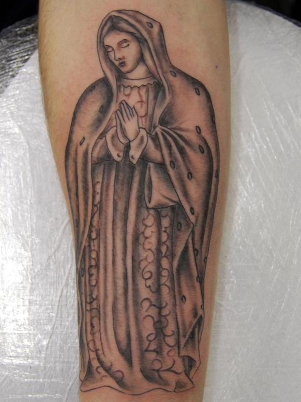Beau tatouage de la Vierge Marie