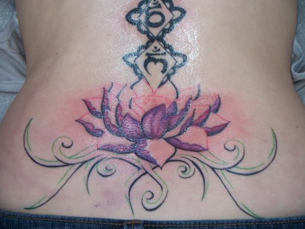 Tatouage de Lotus à la taille