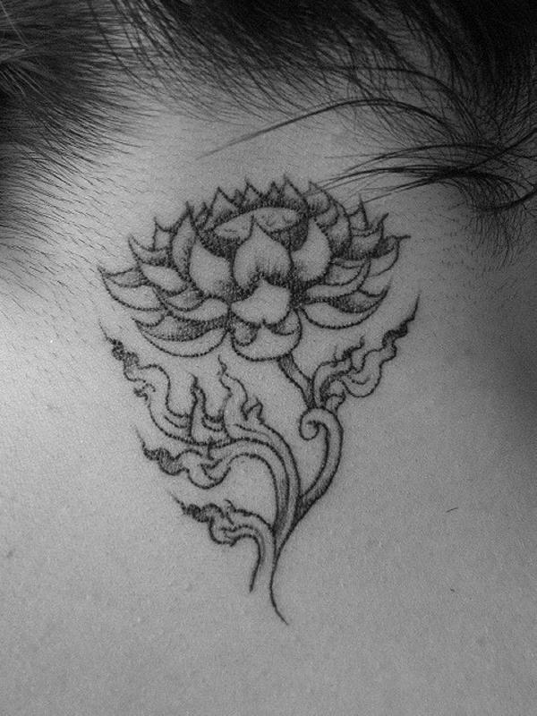 Tatouage de lotus au cou