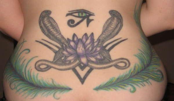 Lotus avec serpent et plumes