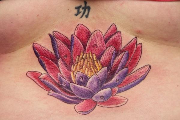 Tatouage Lotus sous la poitrine