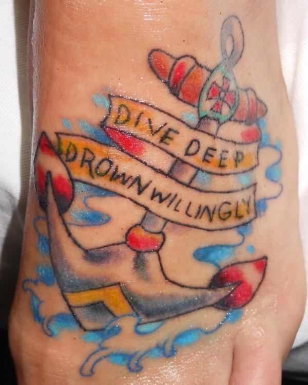 Άγκυρα τατουάζ στη θάλασσα