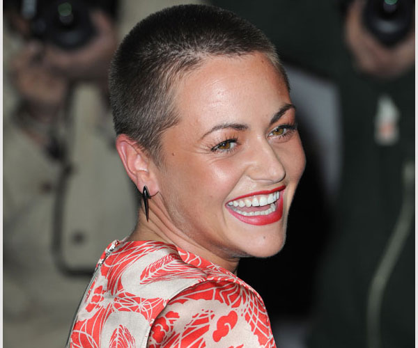 Coiffure super courte de Jaime Winstone