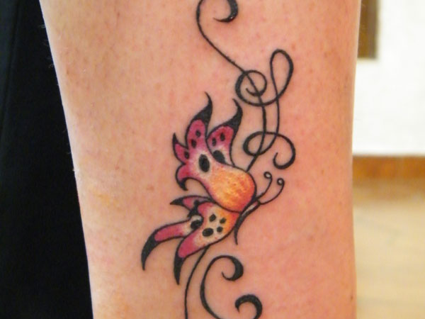 Υπέροχο τατουάζ Lily