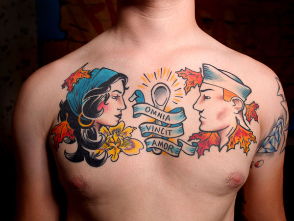 Tatouage de poitrine coloré mignon