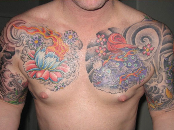 Tatouage de poitrine de gars japonais