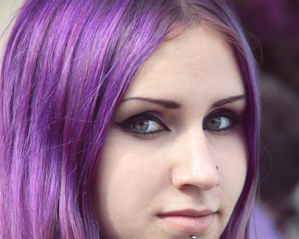 Cheveux brillants violets