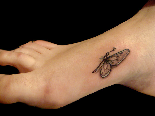 Χαριτωμένο τατουάζ πεταλούδας