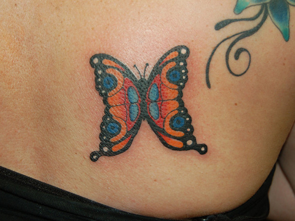 Παραδοσιακό τατουάζ πεταλούδας