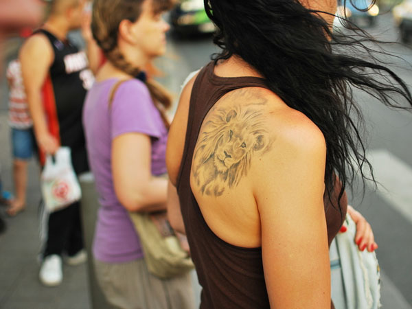 Dame au tatouage de lion