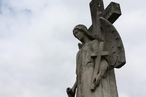 Croix et ailes contre le ciel