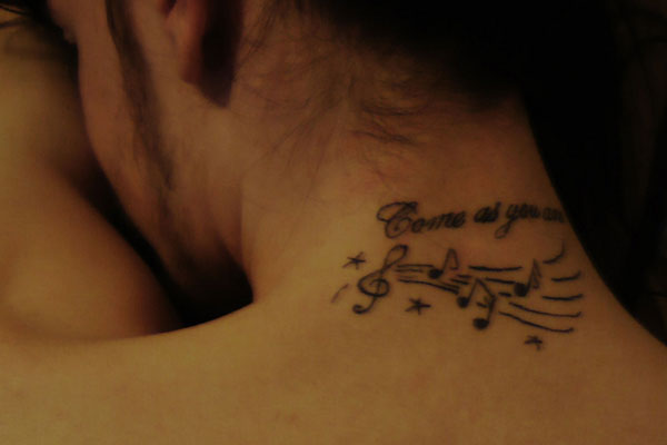 Beau tatouage de nuque