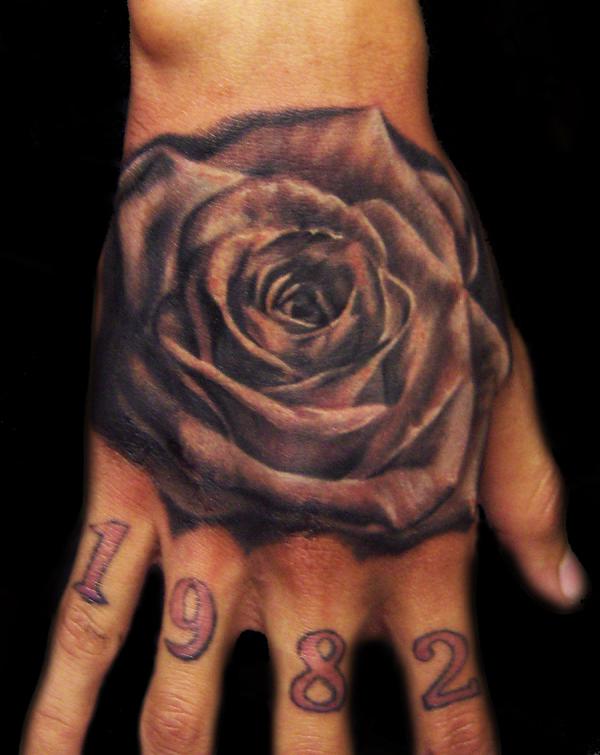 Μαύρο και γκρι τριαντάφυλλο χέρι τατουάζ