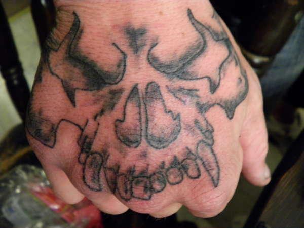 Diable crâne main tatouage