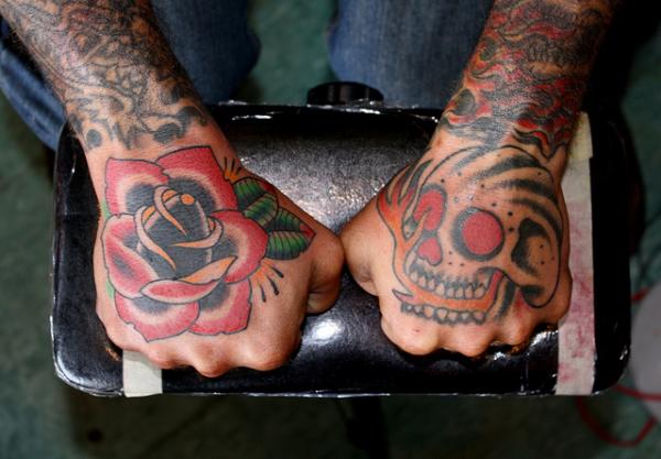 Τατουάζ χεριού τριαντάφυλλου και κρανίου