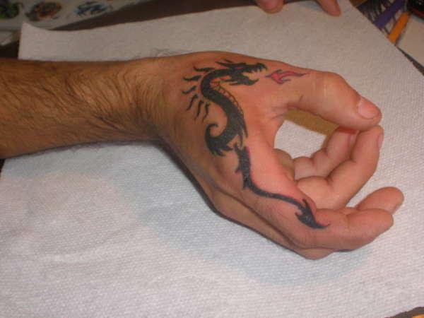 Tatouage à la main du dragon noir
