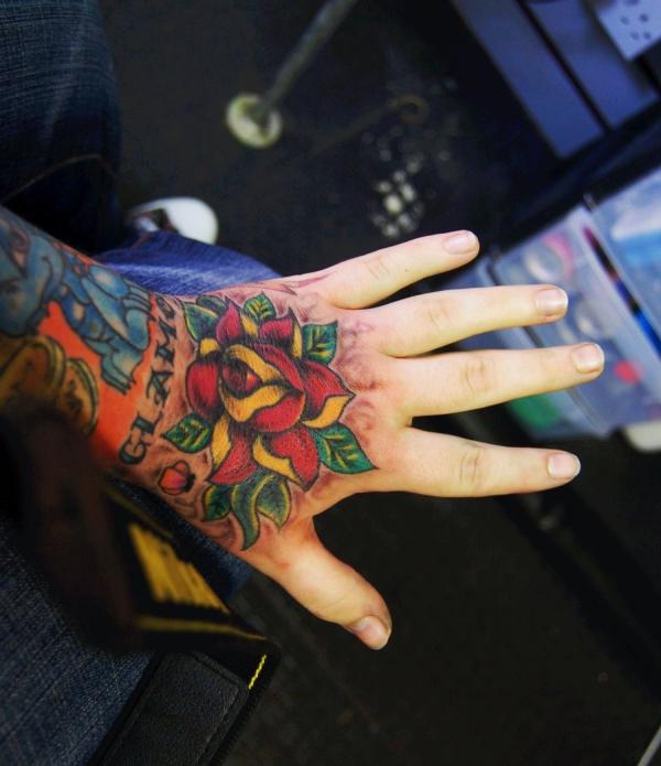 Κόκκινο τατουάζ χεριών λωτού