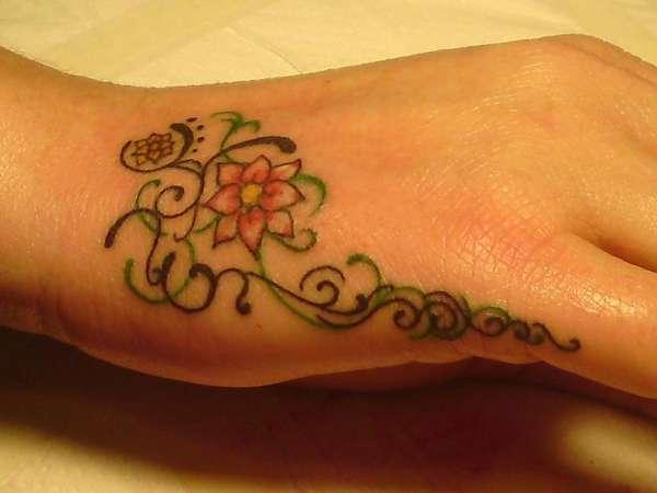 Tatouage à la main de petites fleurs rouges