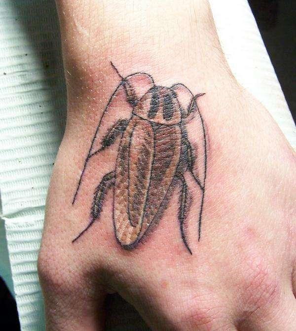 Τατουάζ χεριών κατσαρίδας