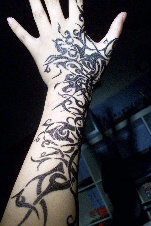 Ασημένιο Μαύρο Παραδοσιακό Τατουάζ Χέρι Δράκος